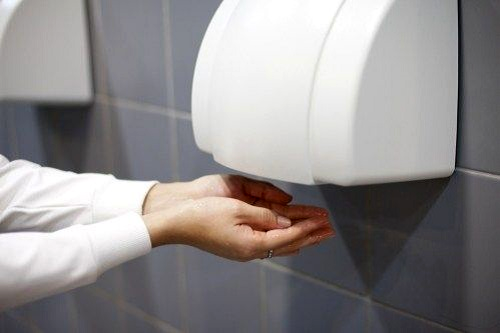 Suszarki do rąk w toaletach publicznych - czy używanie ich to dobry pomysł?